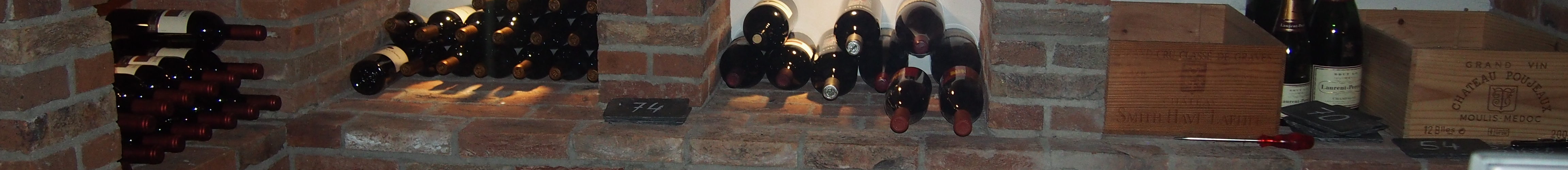 Weinfächer mit gemauerten Tablaren